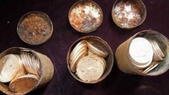 Tarihin en büyük hazinesi bahçesinden çıktı! Yıllardır servetin üzerinde habersiz oturmuşlar: Değeri dudak uçuklattı 7